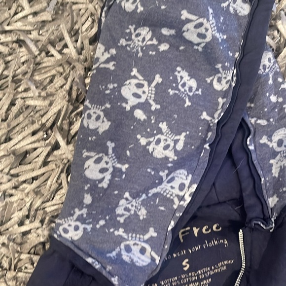 Skull & crossbones hoodie - Picture 3 of 5